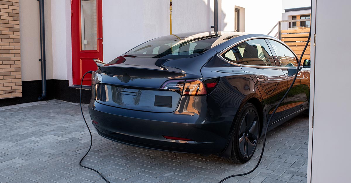 Cargar un coche eléctrico en casa con un cargador doméstico
