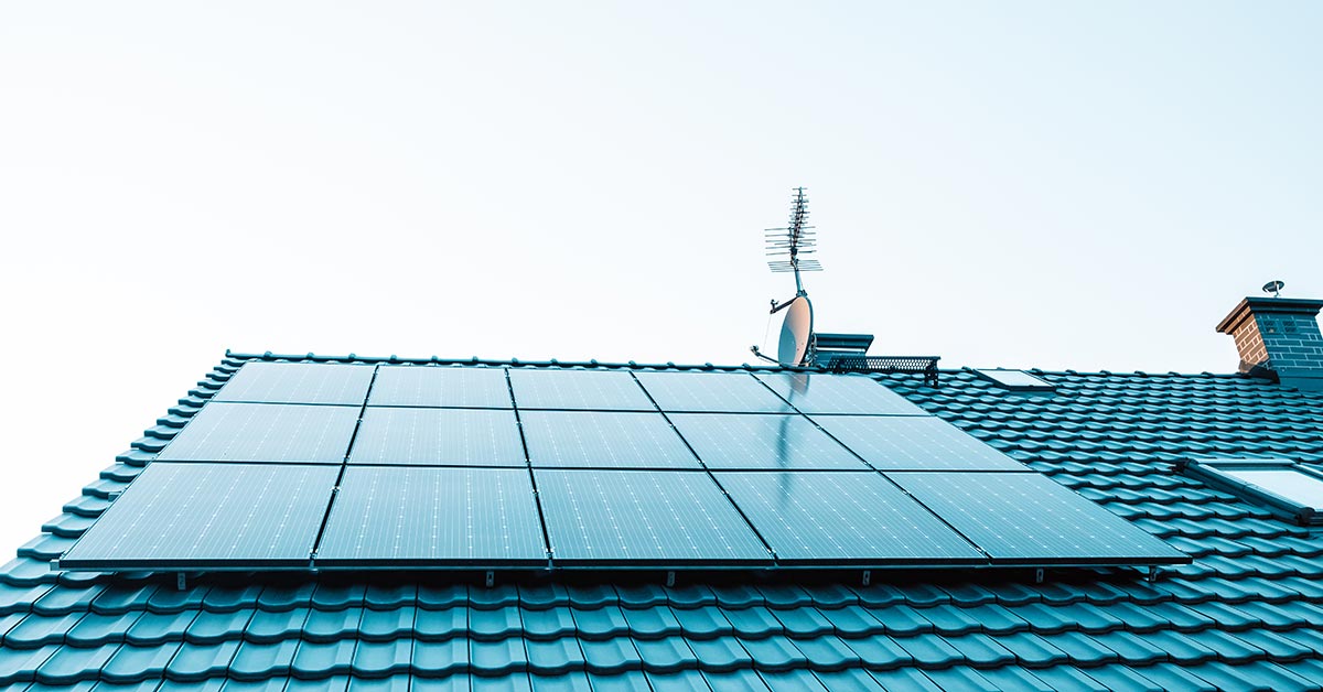 Tarifa de luz para una vivienda con placas solares, aerotermia y coche eléctrico